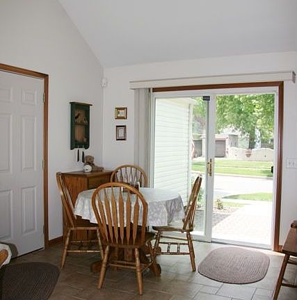 3rd image of 2861 Kenwood Blvd