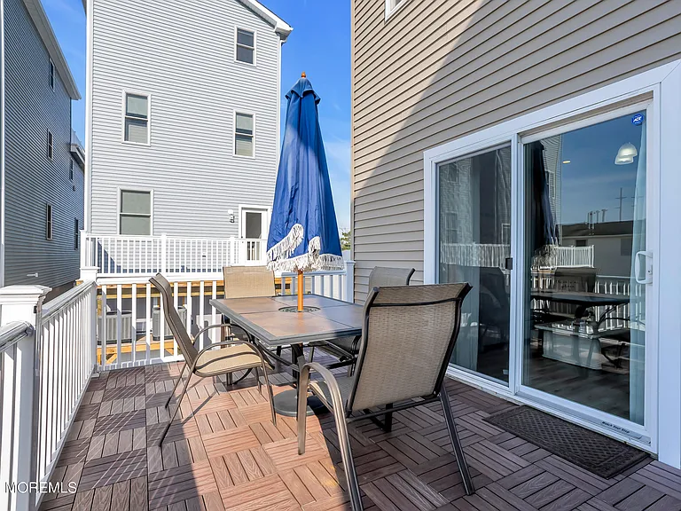 329 Franklin Ave — Photo 14