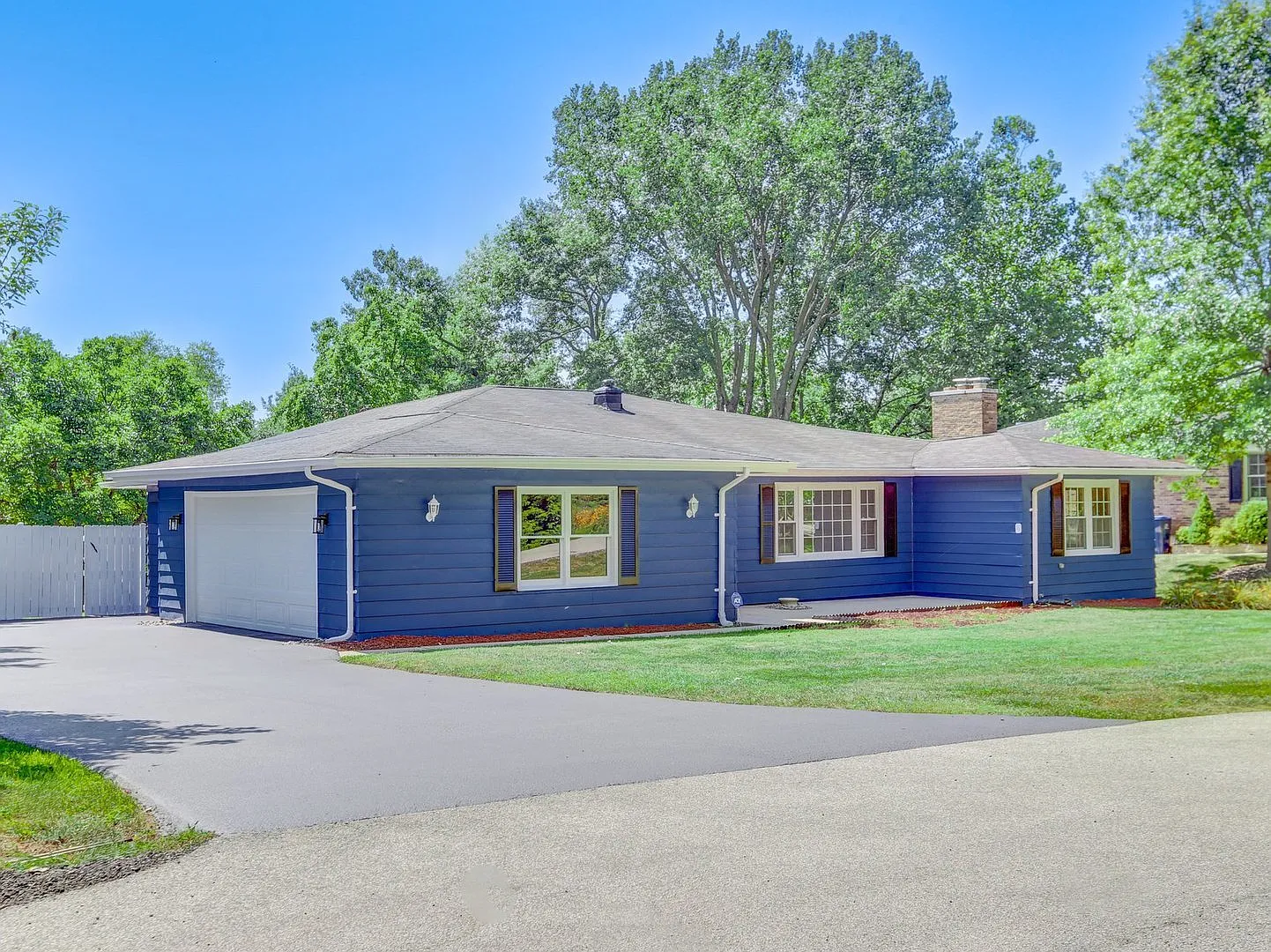 1122 Foster Ave photo 1