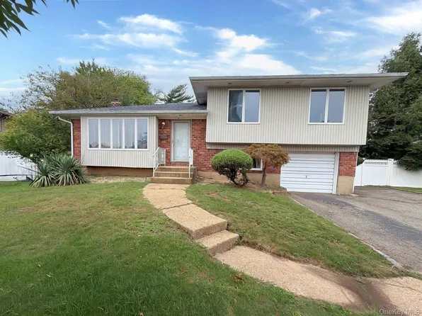 35 Eagle Lane, Farmingdale, NY 11735