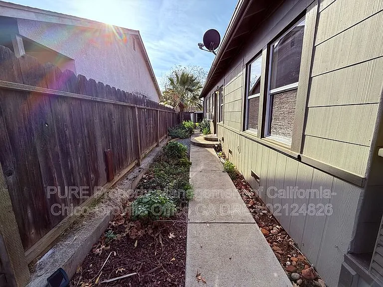 1532 Bridge St — Photo 11