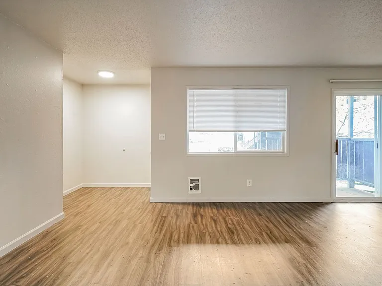 Willow Lake Apartments — Photo 12