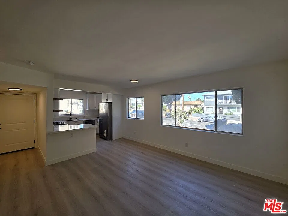 2 bed, 1.5 bath, 930 sqft, $2,600 — Photo 2