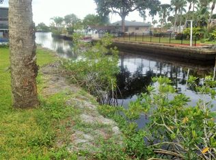 Gause Dr, Venice, FL 34293