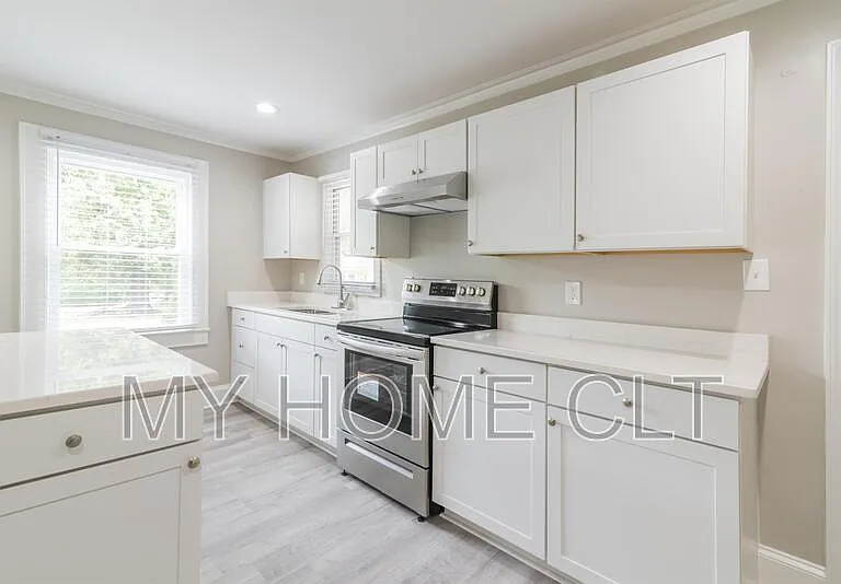 2336 Barry St #A — Photo 7