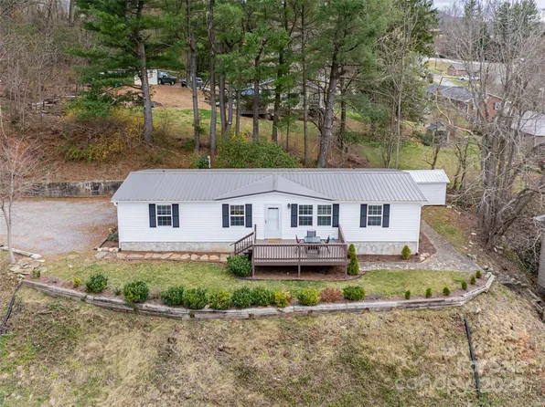 18 Brookside St, Clyde, NC 28721