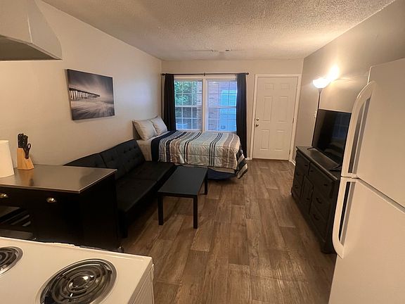 2nd image of 139 39th St E APT 5