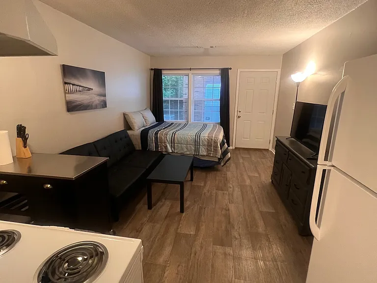 139 39th St E #16 — Photo 2
