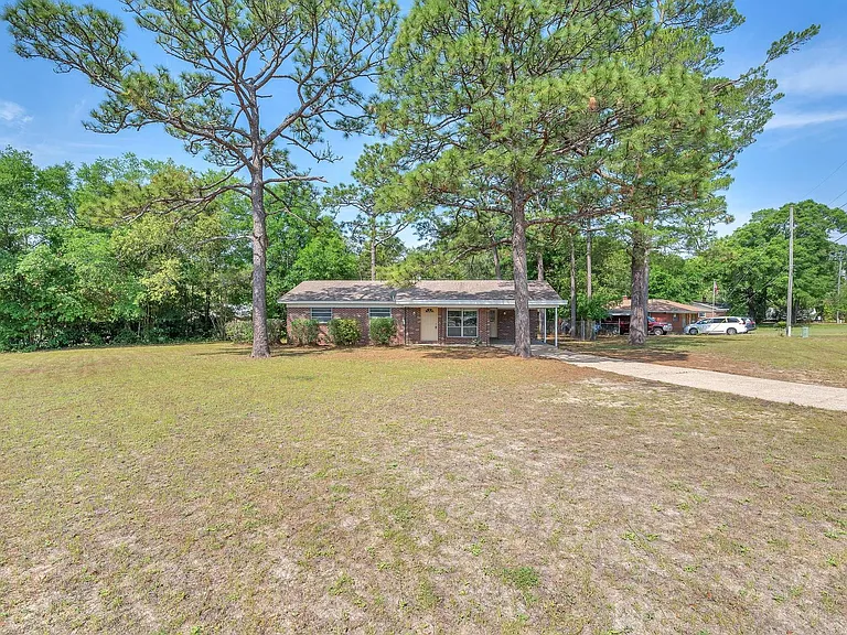 385 Lincoln Ave — Photo 1