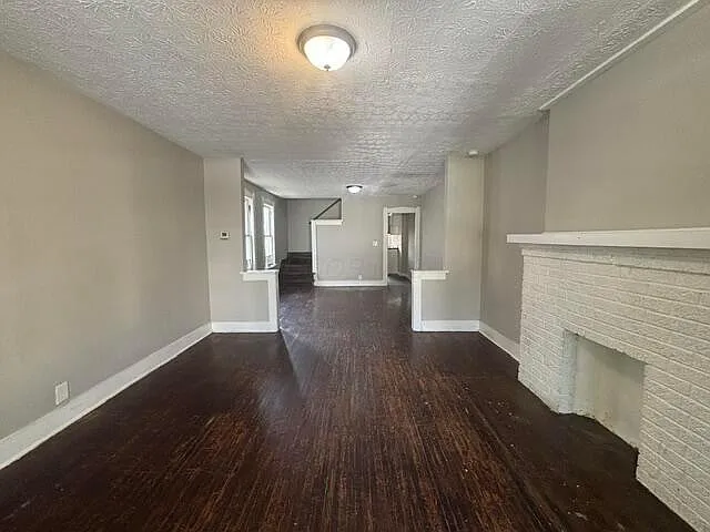 3 bed, 1.0 bath, 2288 sqft, $1,300 — Photo 3