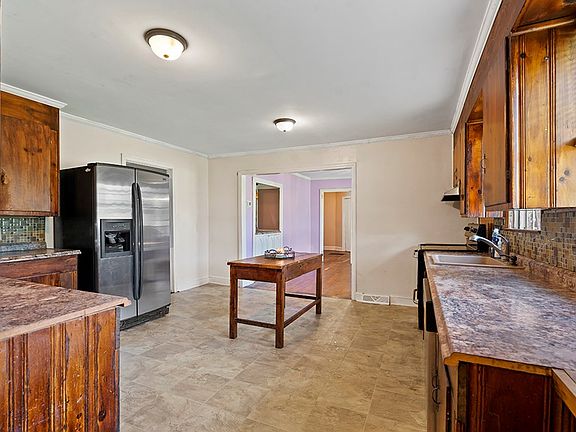 3rd image of 301 Hillcrest Dr