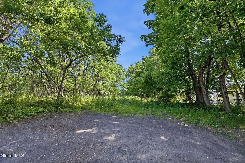 4th image of 598 Hoosick Road