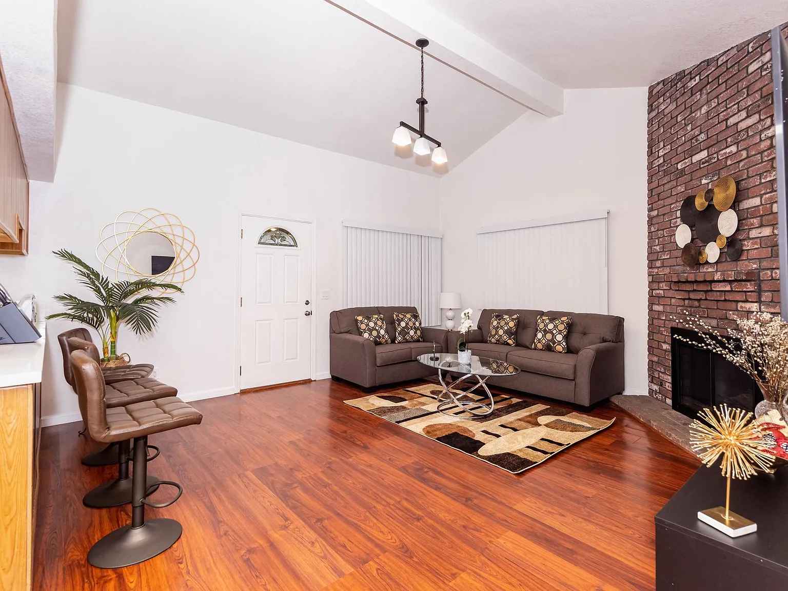 3 bed, 1058 sqft, $2,800 — Photo 2
