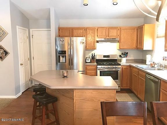 2nd image of 40 Coral Dr NE