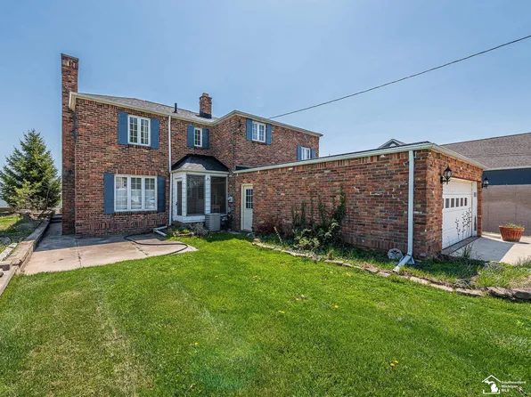 12276 Lakeshore Dr, La Salle, MI 48145