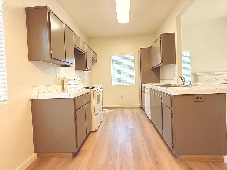 1249 W Spruce Ave — Photo 7