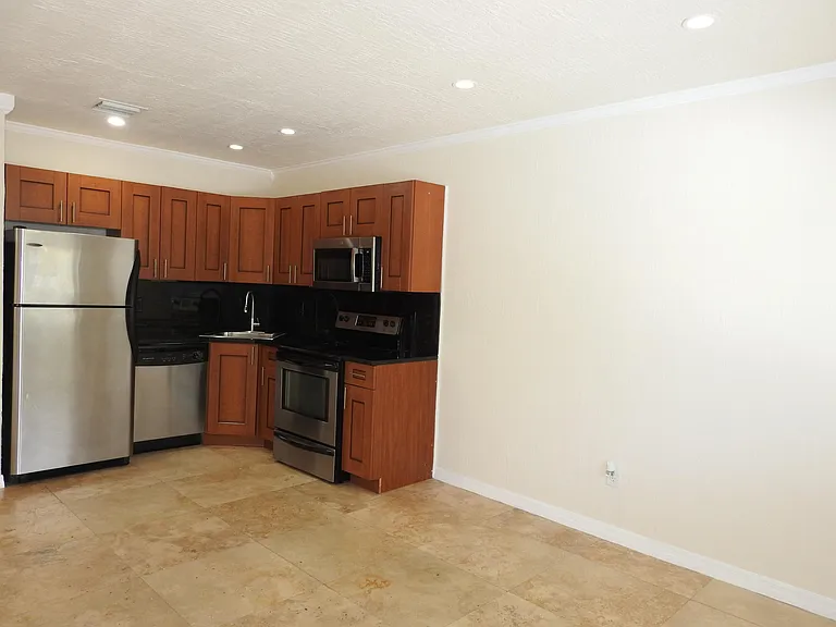 1872 NE 46th St #D11 — Photo 4