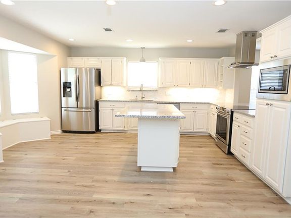 5th image of 328 College St