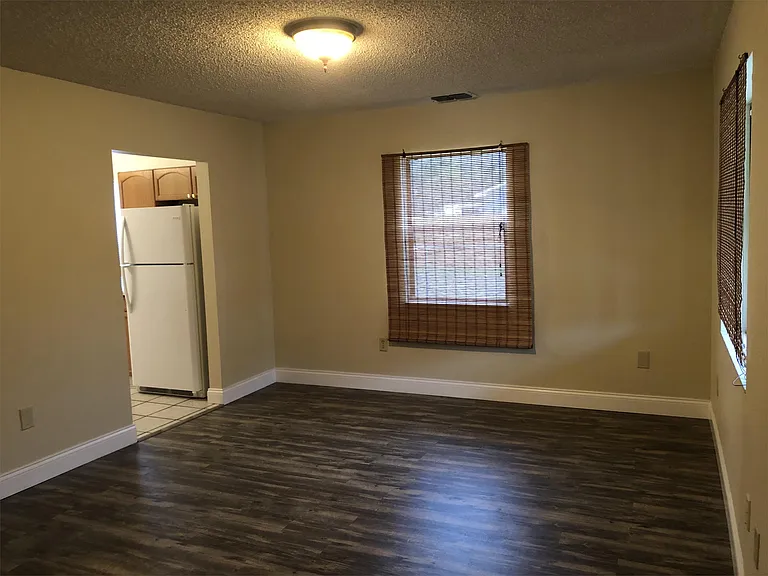 2401 Everett St — Photo 3
