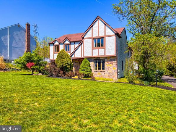 52 Colonial Dr, Newtown, PA 18940