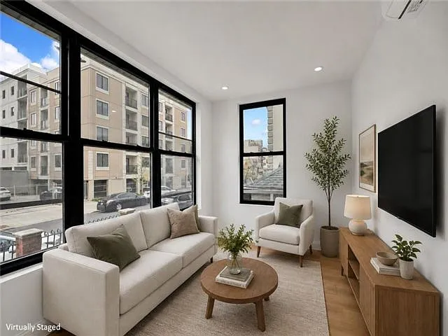 1 bed, 1.0 bath, $2,000 — Photo 2