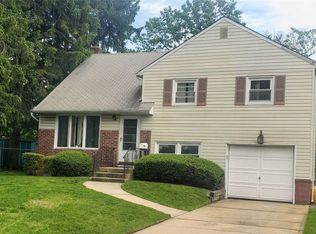 91 Diamond Dr, Plainview, NY 11803