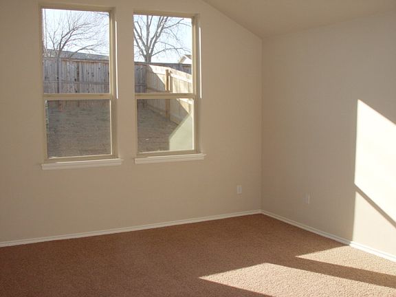 4th image of 404 Lone Oak Dr