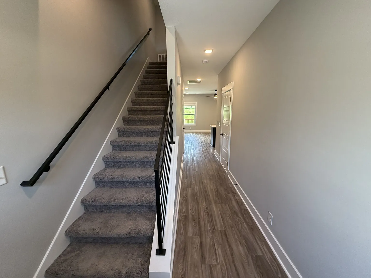 2 bed, 2.5 bath, 1292 sqft, $1,430 — Photo 2
