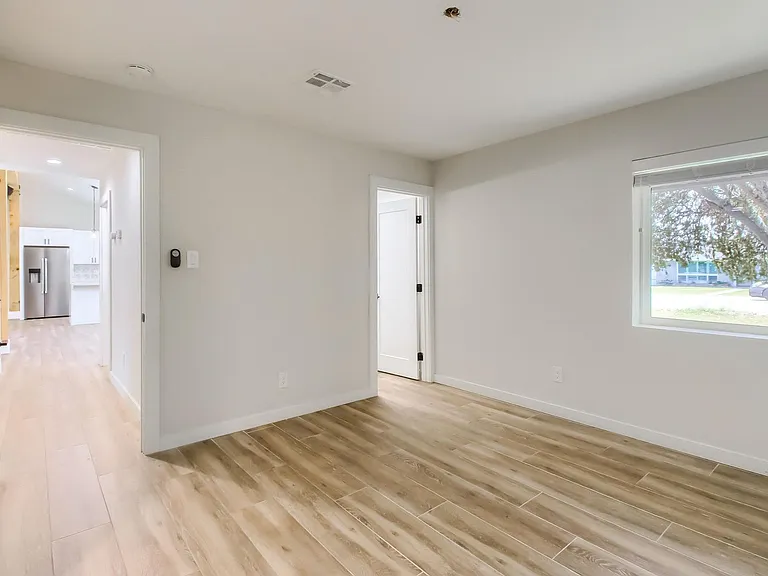 1402 W Berridge Ln — Photo 26
