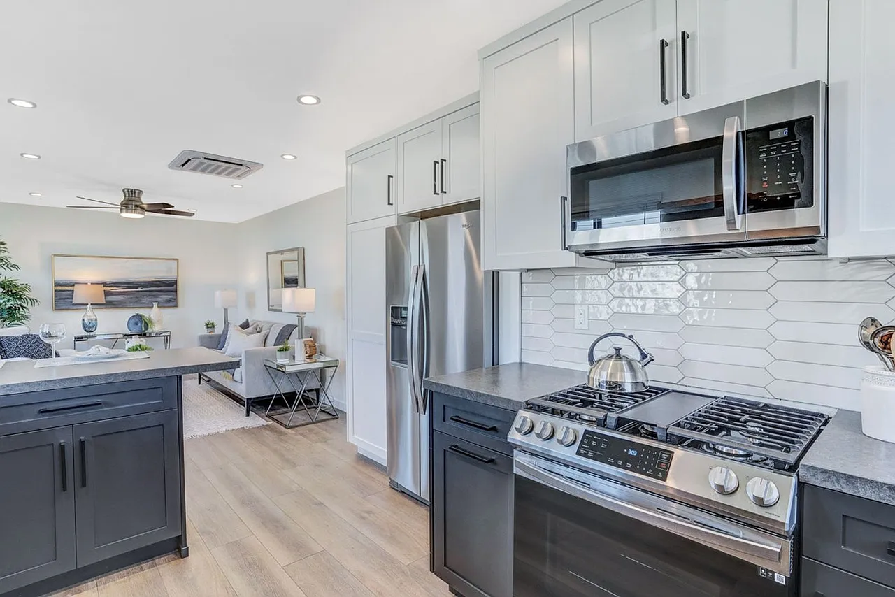 2 bed, 800 sqft, $3,299 — Photo 1