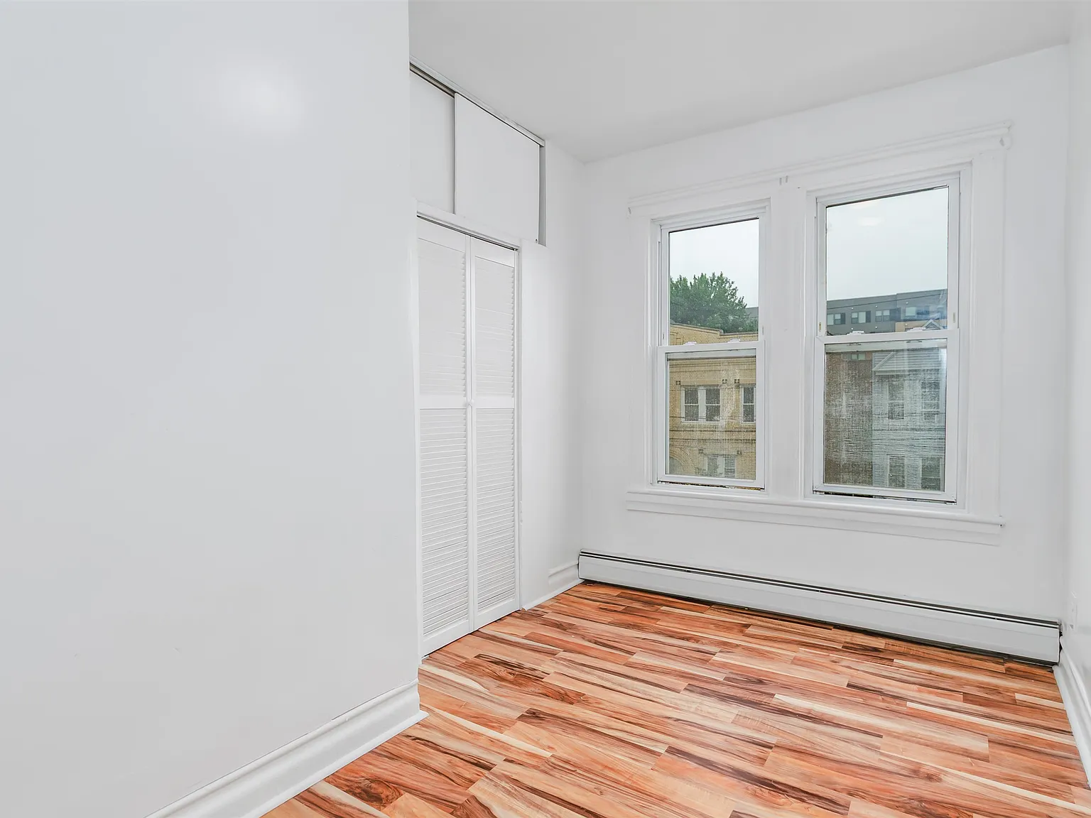 3 bed, 1.0 bath, 1000 sqft, $2,300 — Photo 3