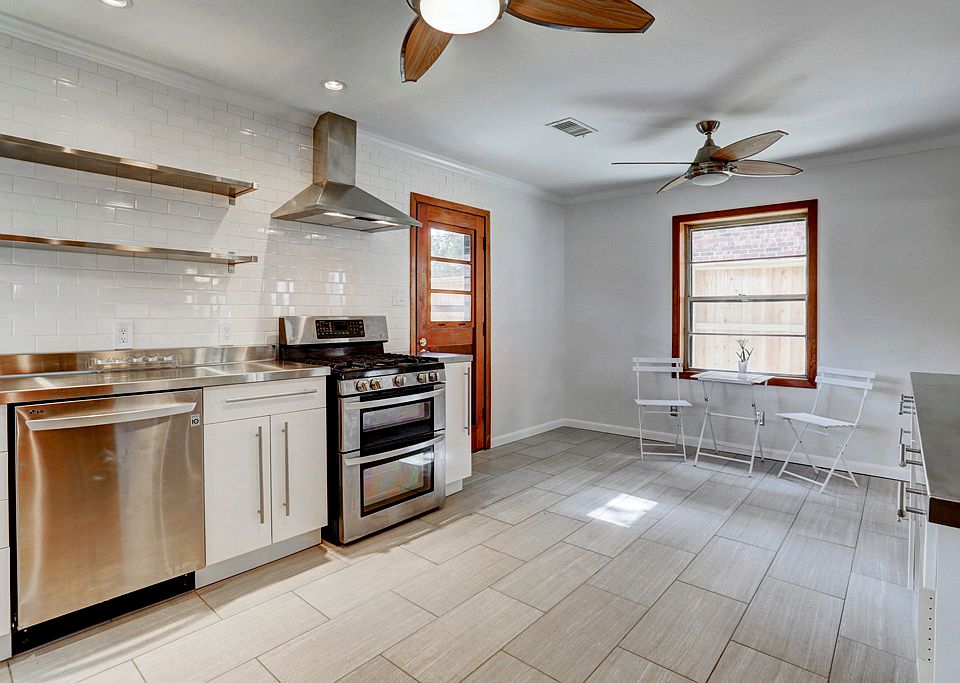 Kit w/ 12x24 Porcelain Tile