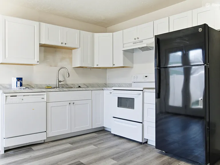 472 E Center St — Photo 4
