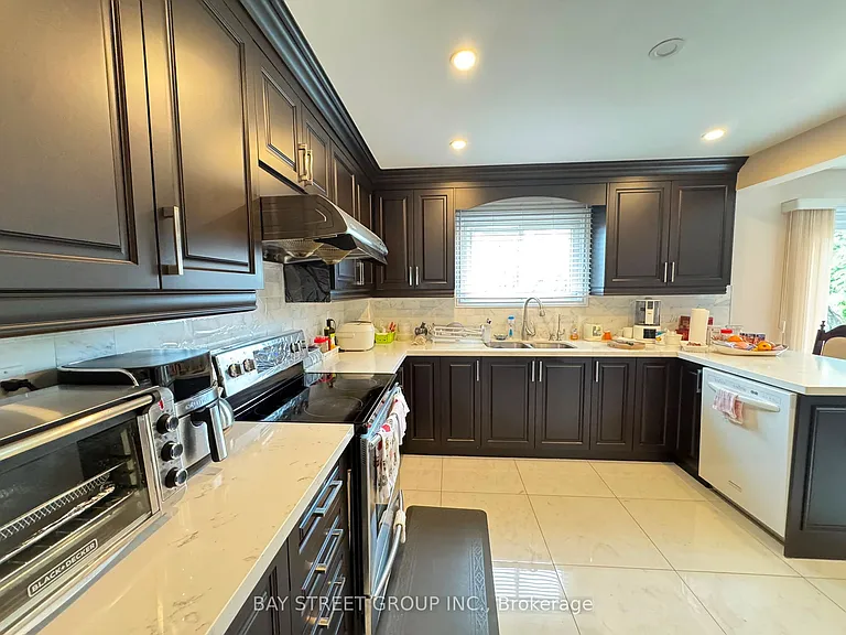 33 Northolt Cres — Photo 15