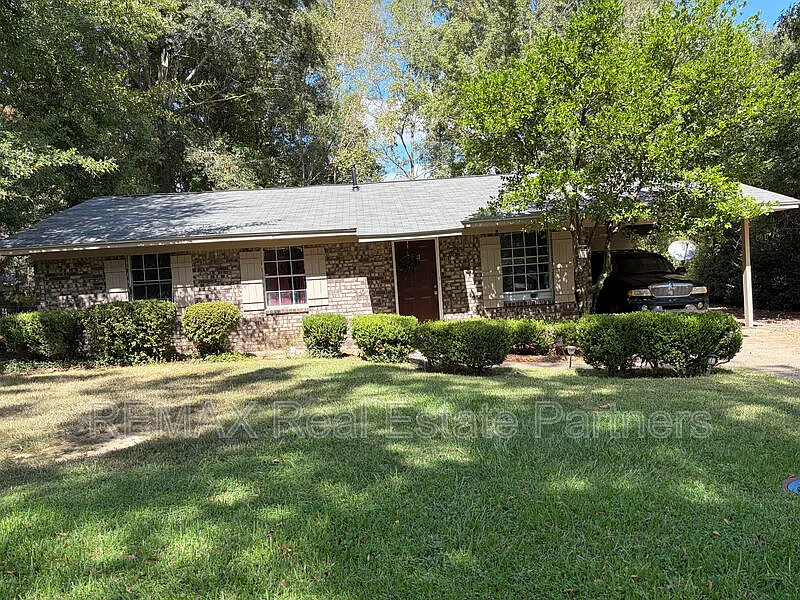 3 bed, 1.5 bath, 1200 sqft, $1,200 — Photo 2