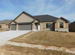 912 Pinnacle St, Prairie Grove, AR 72753