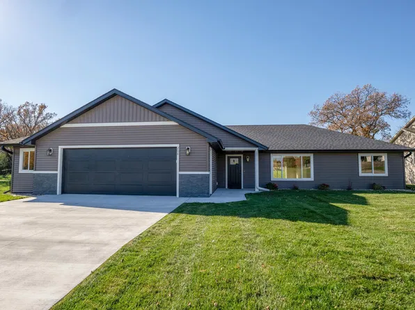 208 Pine St NW, New London, MN 56273