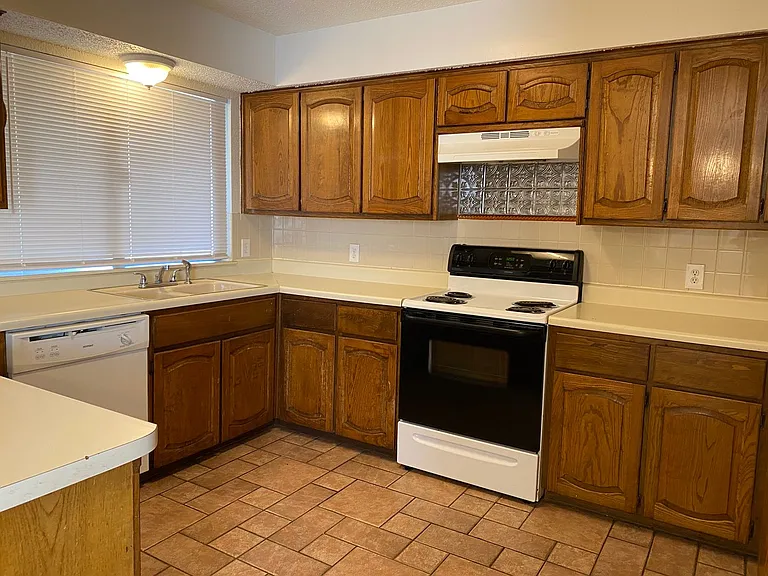 1940 Willow Vale Dr — Photo 2