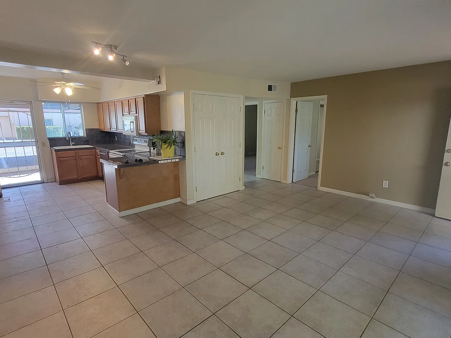 2 bed, 868 sqft, $1,450 — Photo 3
