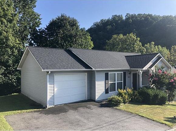 1st image of 204 Copper Hill Dr