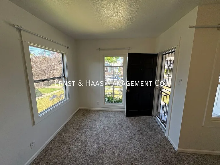 926 Newport Ave — Photo 3