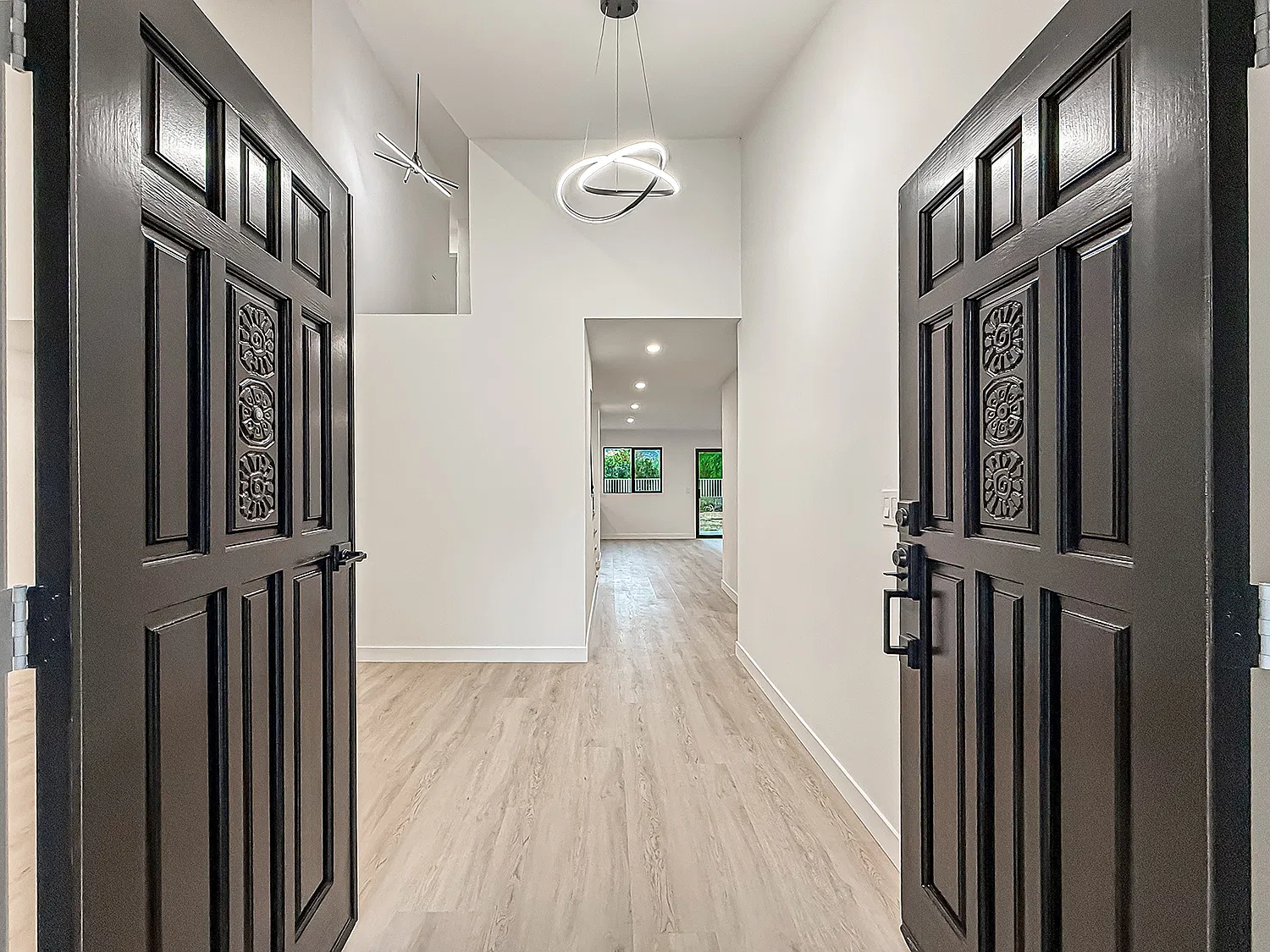 4 bed, 2430 sqft, $6,950 — Photo 3