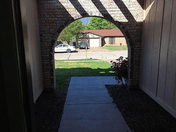 Beams accent entryway