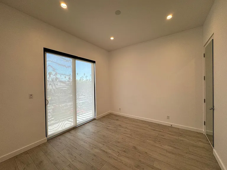 143 N Ardmore Ave — Photo 16