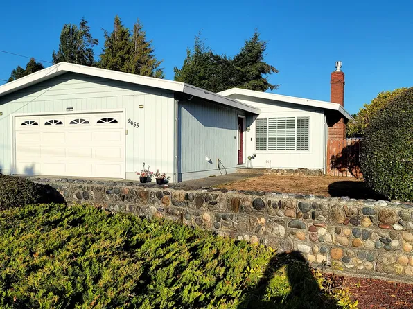 2655 Oak St, North Bend, OR 97459