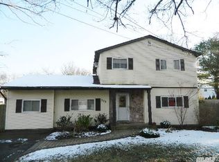 526 Elder Ln, Ronkonkoma, NY 11779
