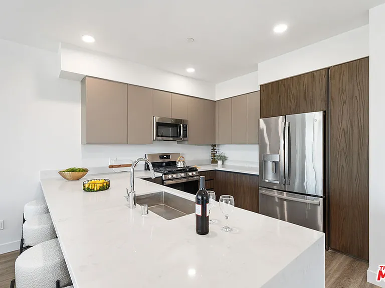6144 Whitsett Ave #302 — Photo 7