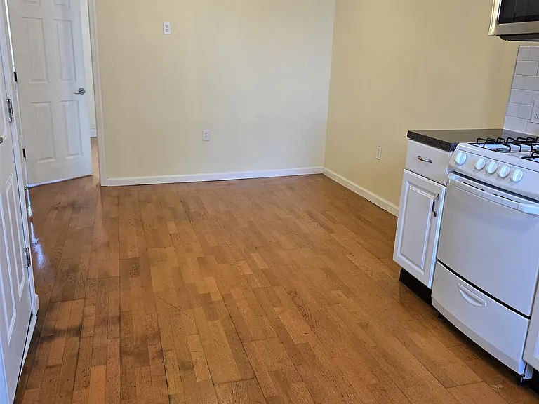 281 Monmouth St #3 — Photo 7
