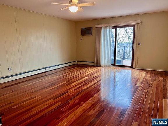 5th image of 661 Clinton Pl