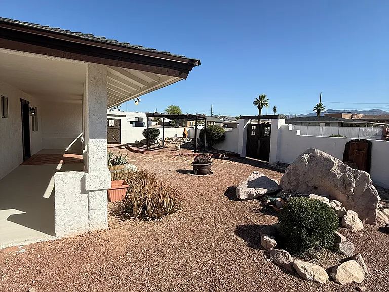 1051 Thunderbolt Ave — Photo 2